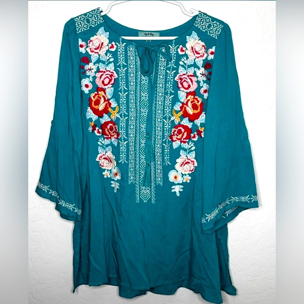 M180 // April Sky Boho Embroidered Top // S // oversized